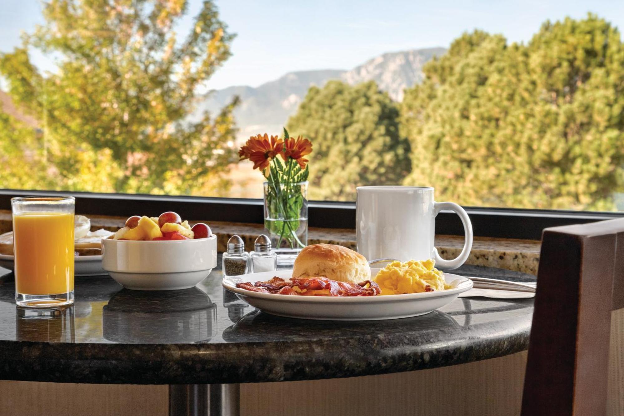 Radisson Hotel Colorado Springs Airport מראה חיצוני תמונה